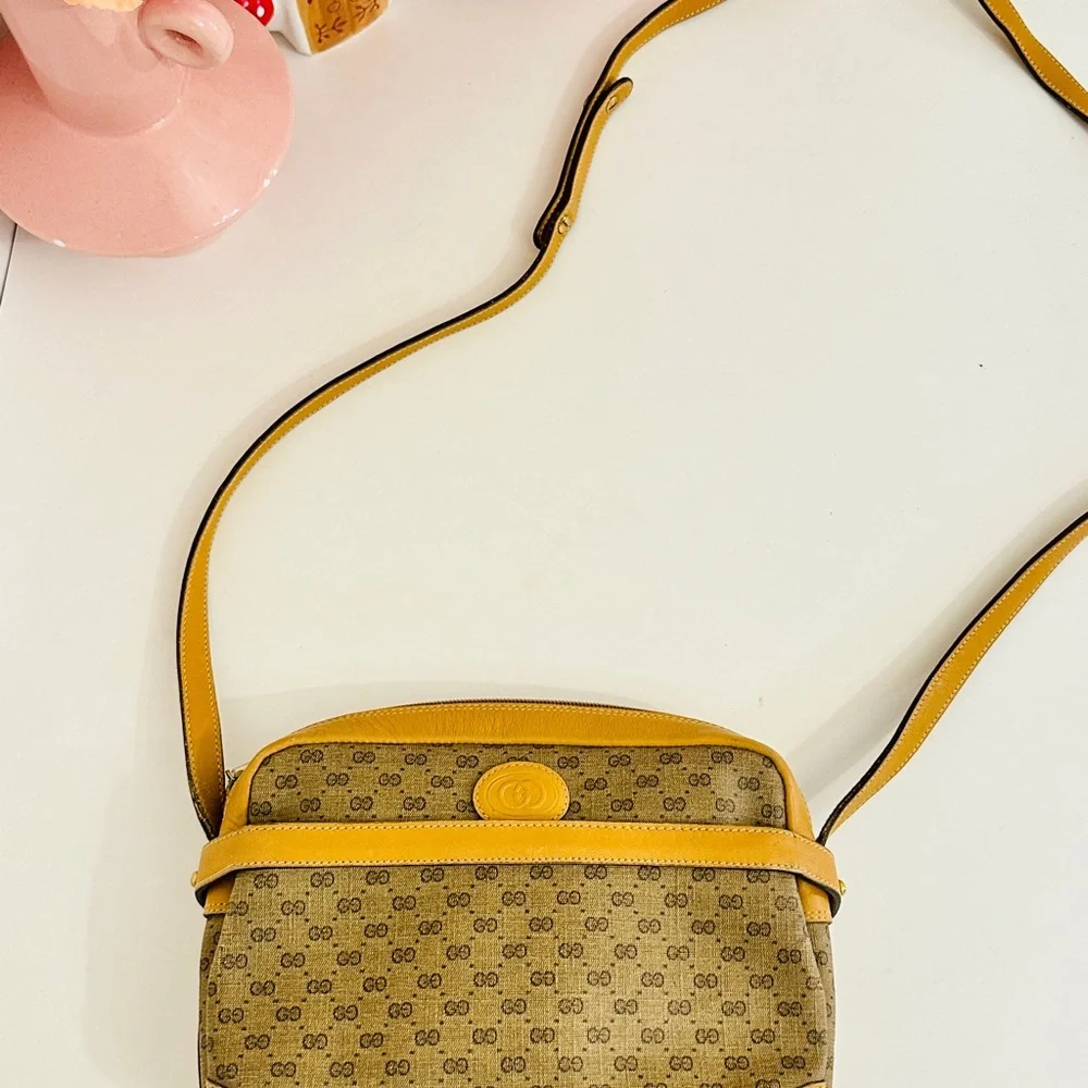 Gucci shoulder bag with iconic gg logo - Picture 10 of 16